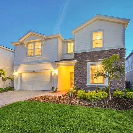 Beautiful 10 Bed Home With Private Pool & Spa